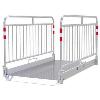 Grabenbrücke  aus Aluminium  mit Sicherheitsgeländer Grabenbrücke  aus Aluminium  mit Sicherheitsgeländer