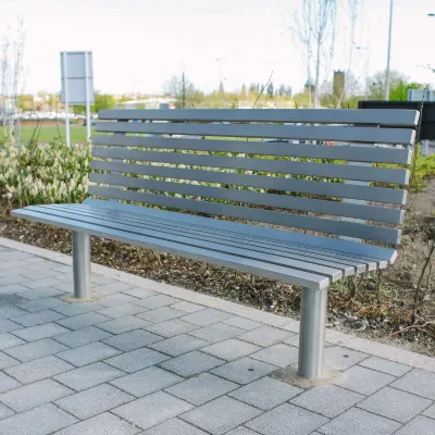 Stahl-Lattenbank mit Rückenlehne Stahl-Lattenbank mit Rückenlehne